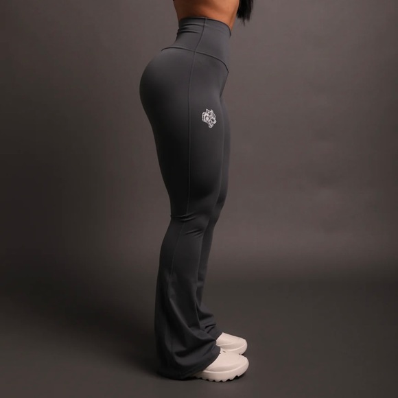 DUAL GEORGIA" ENERGY FLARE
LEGGINGS IN WOLF GRAY - Picture 2 of 12